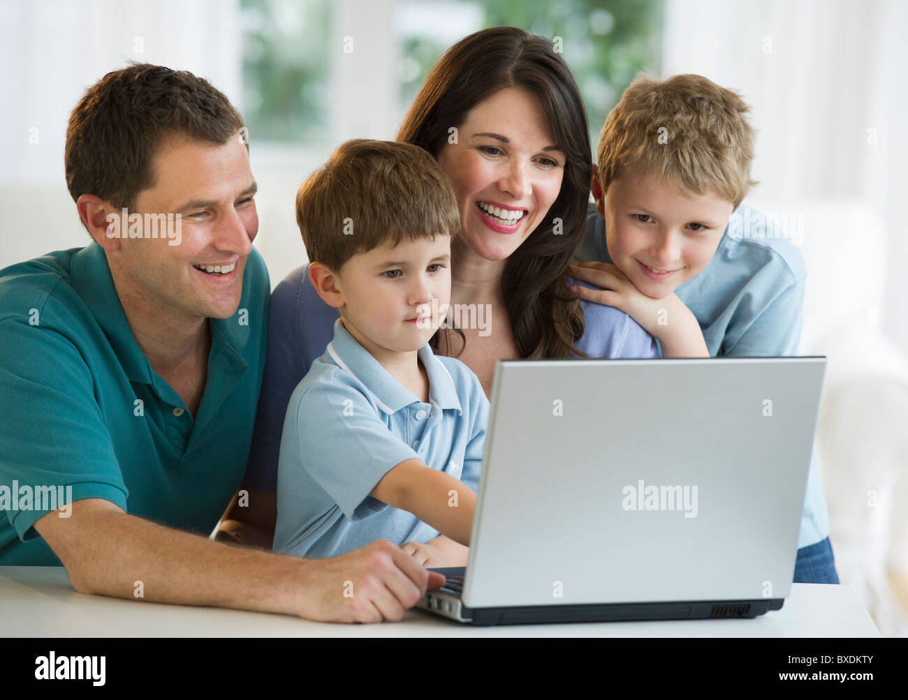 Family looking at laptop Banque D'Images