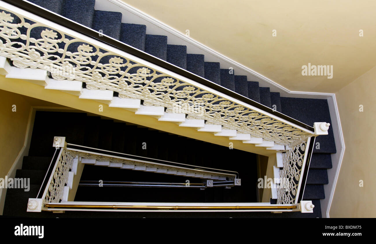 Escalier avec balustres en fer Banque D'Images