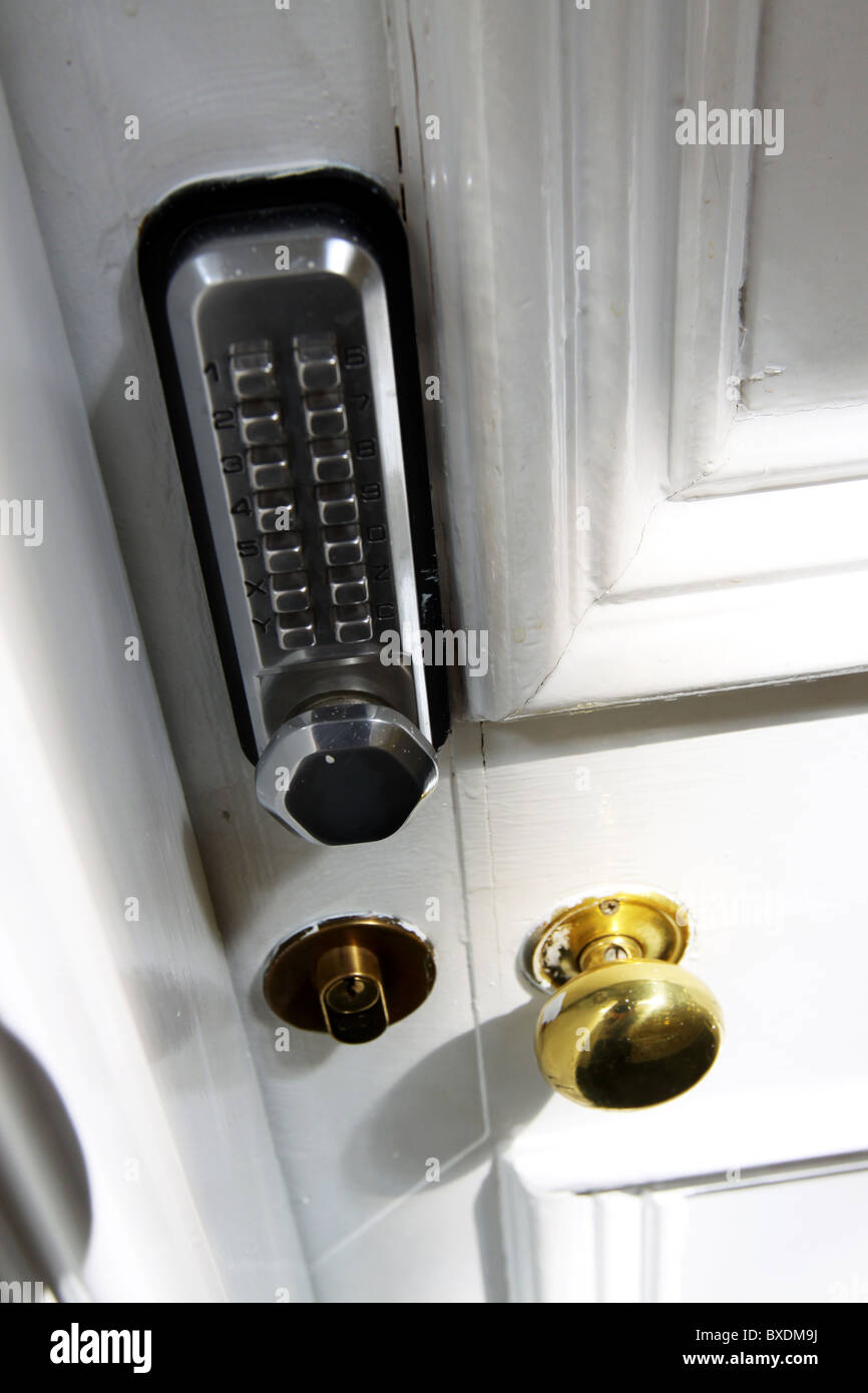 Le bouton de verrouillage sur la combinaison de panneaux de porte en bois traditionnel Banque D'Images