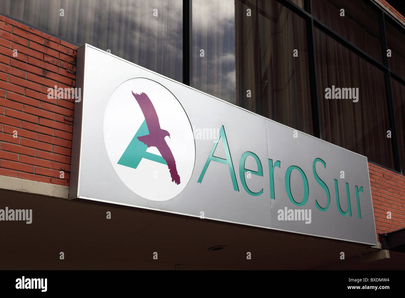 Inscrivez-vous au bureau de la compagnie aérienne Aerosur dans le centre de La Paz, Bolivie Banque D'Images