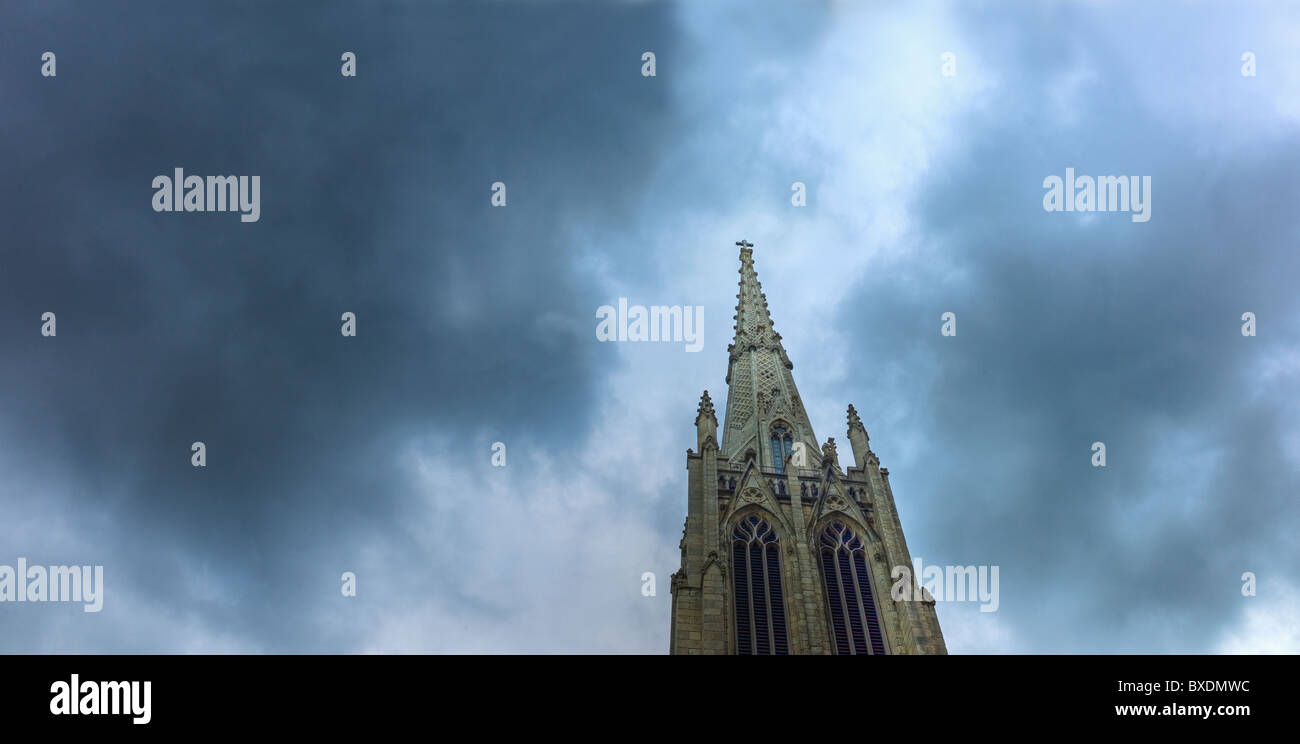 Sombres nuages sur le clocher de l'église de grâce Banque D'Images