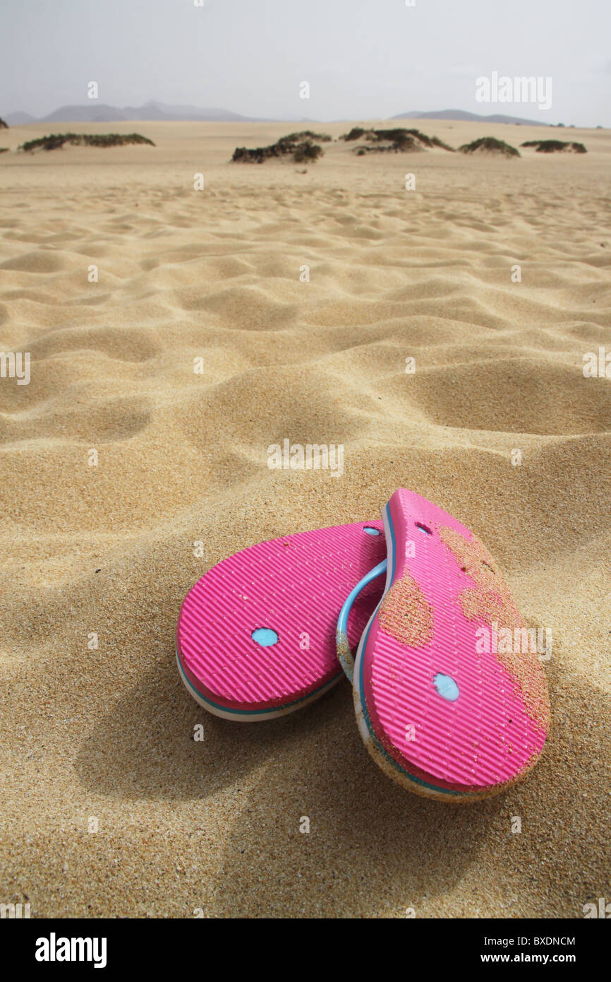 Flip flop sandals on sandy beach Banque D'Images