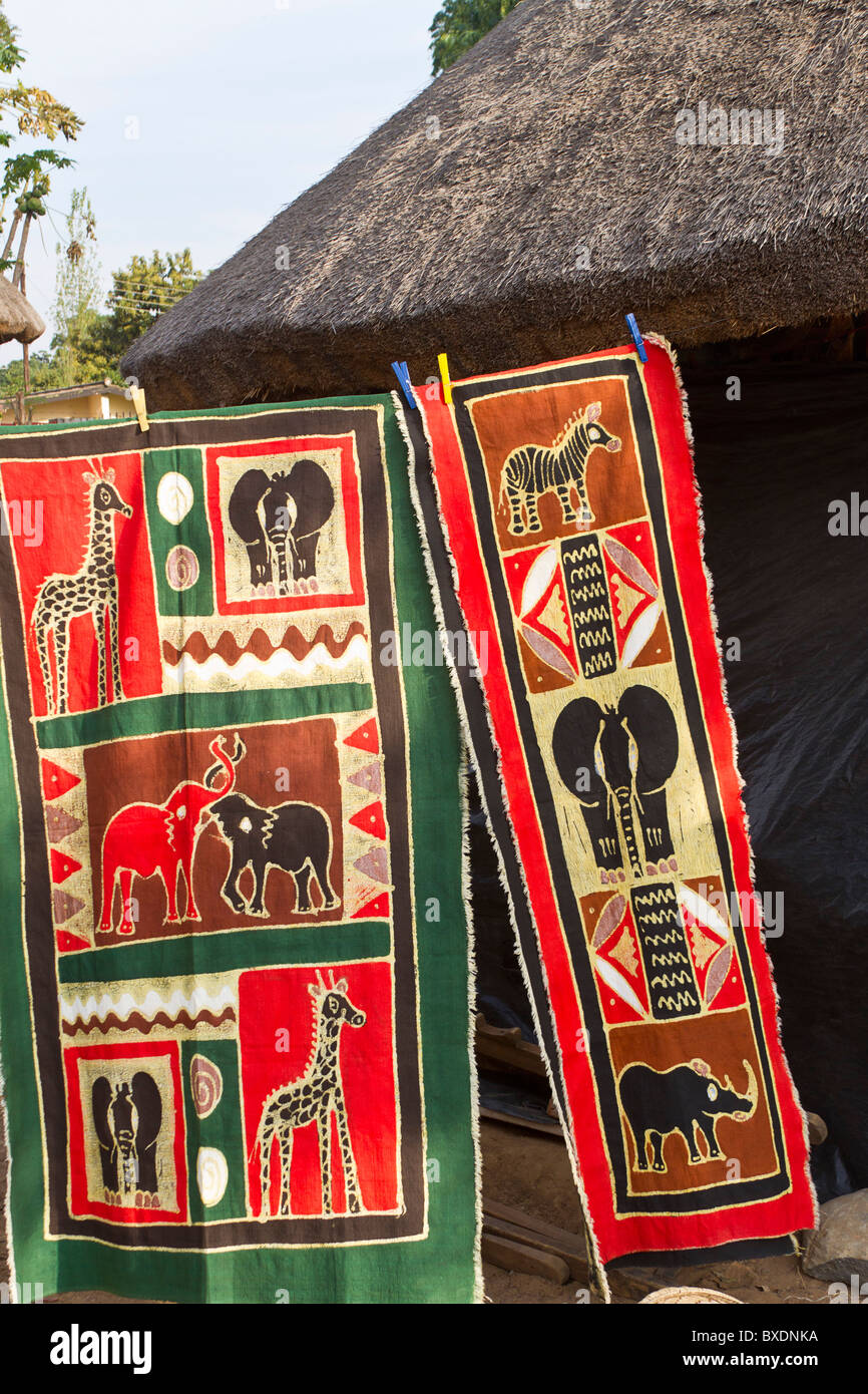 Des motifs africains colorés sur un tissu à vendre à craft village de Zambie, Afrique Banque D'Images