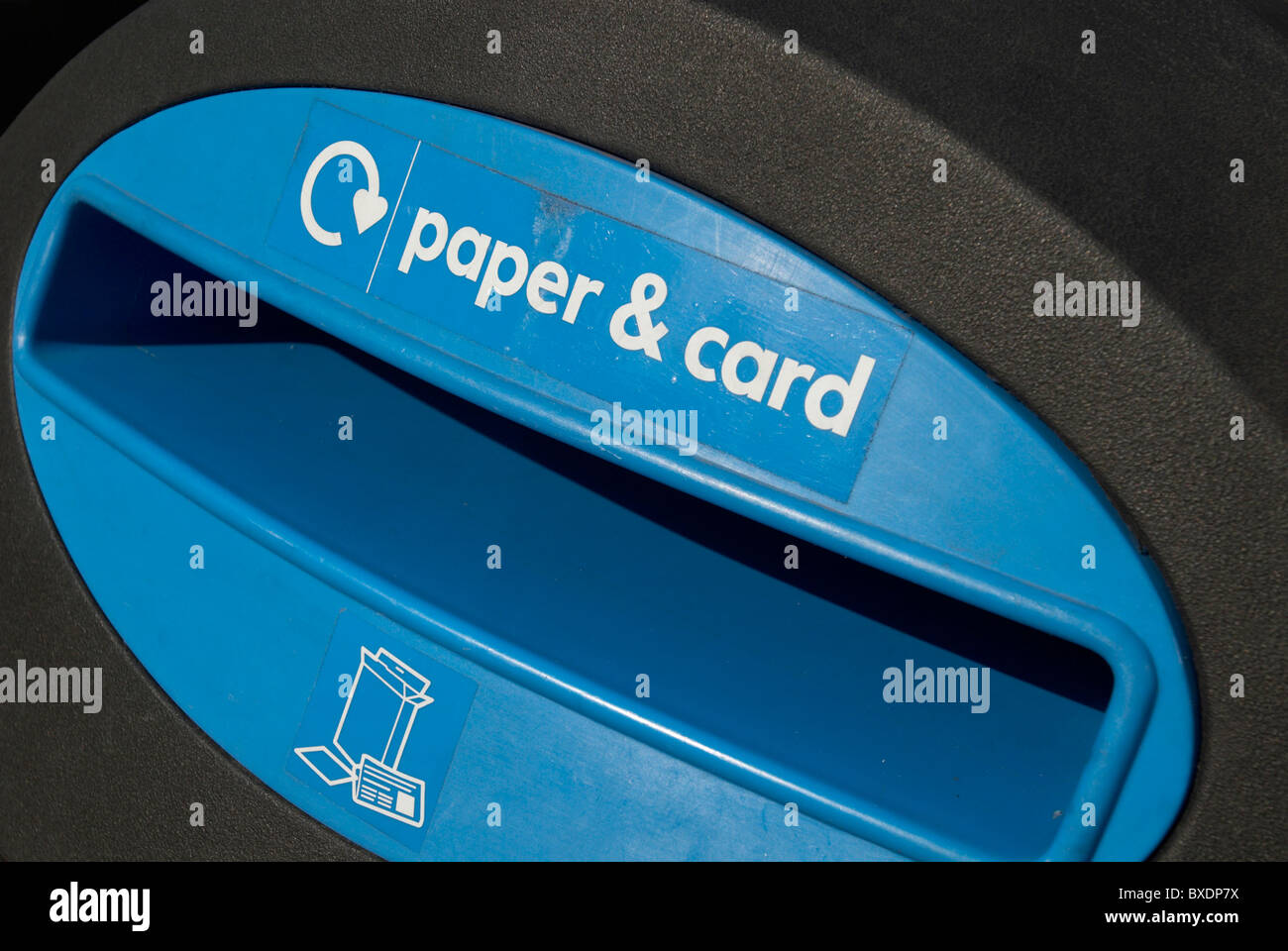 Bac de recyclage de papier et de carton Banque D'Images