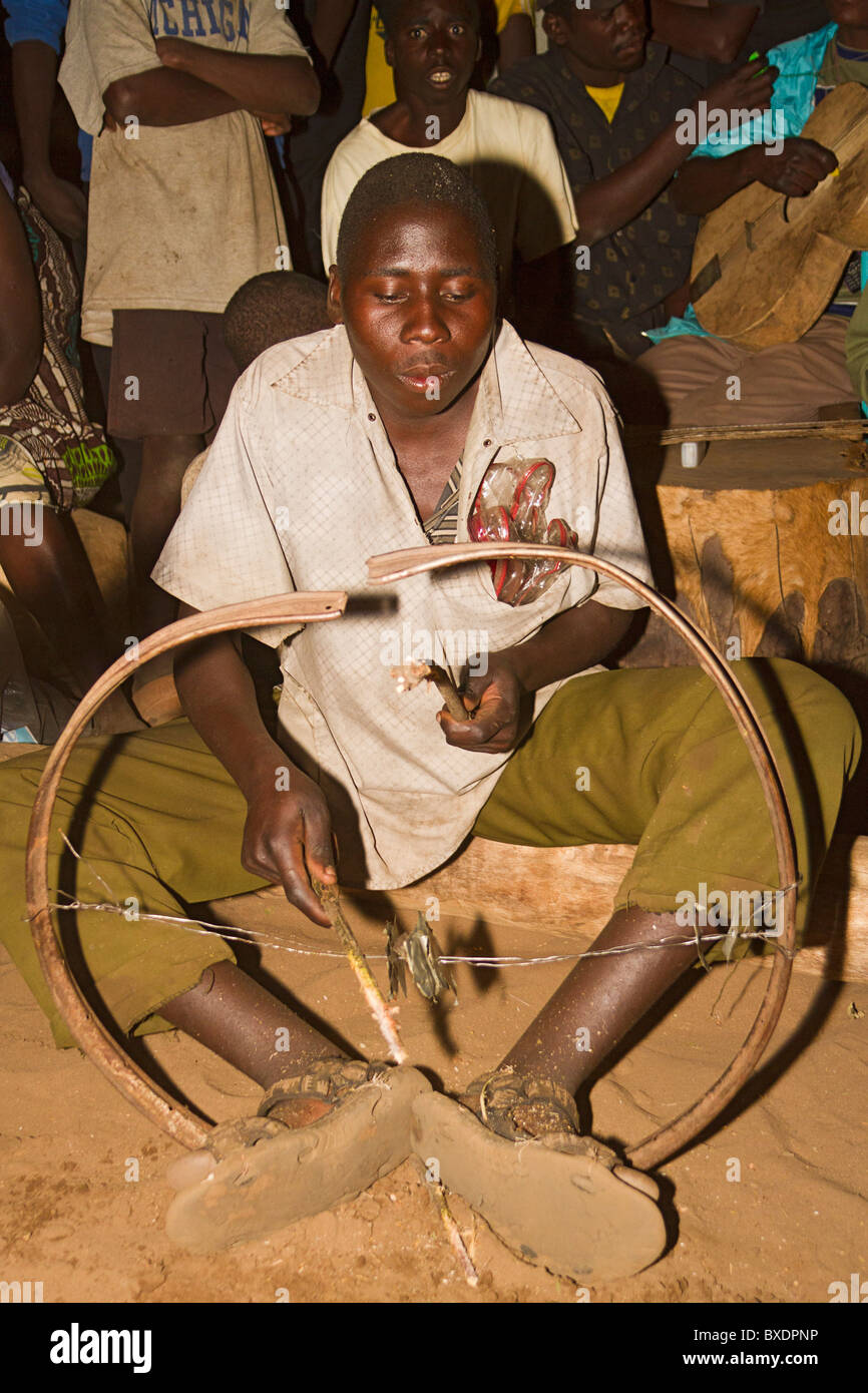 Les hommes jouent des instruments de musique fait maison pour la fête le soir dans Kawaza village, la Zambie, l'Afrique. Banque D'Images