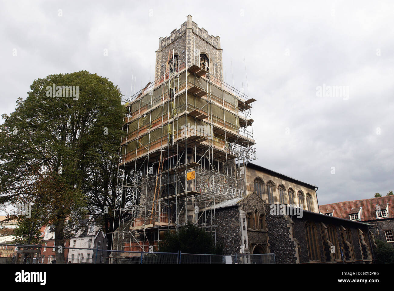 Clocher de l'église sous l'échafaudage Norwich UK Banque D'Images