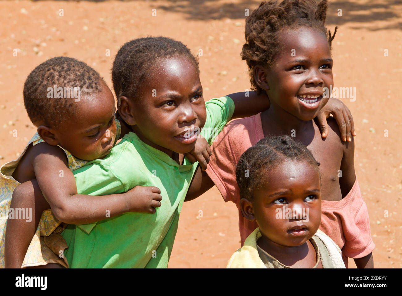 Les enfants rient quand l'accueil des visiteurs au village d'Simoonga près de Livingstone, Zambie, Afrique. Banque D'Images