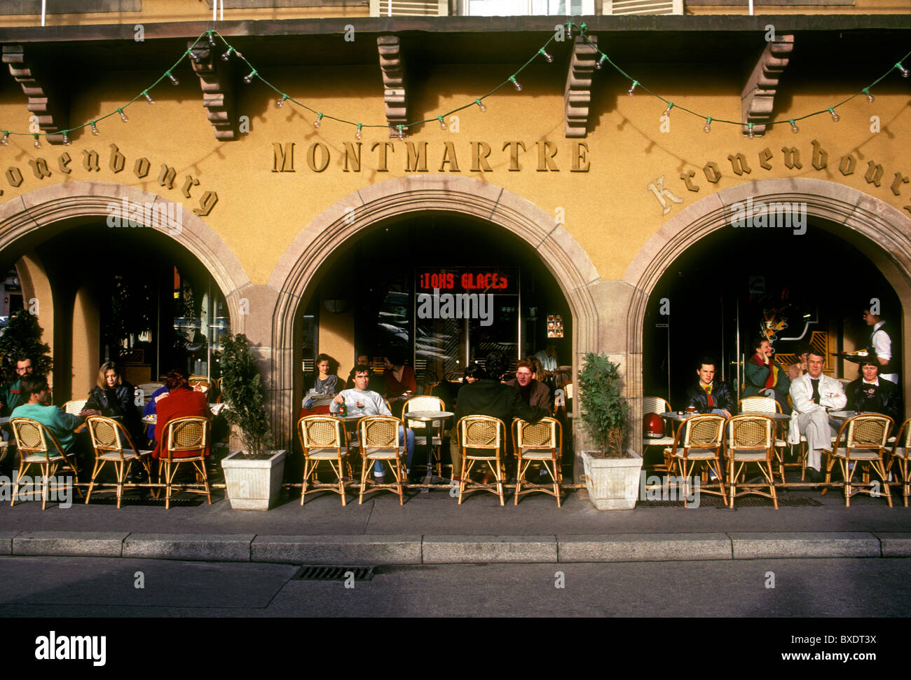 Les Français, les touristes, manger, outdoor cafe, restaurant, fast food, nourriture et boisson, cuisine Française, Strasbourg, Alsace, France, Europe Banque D'Images