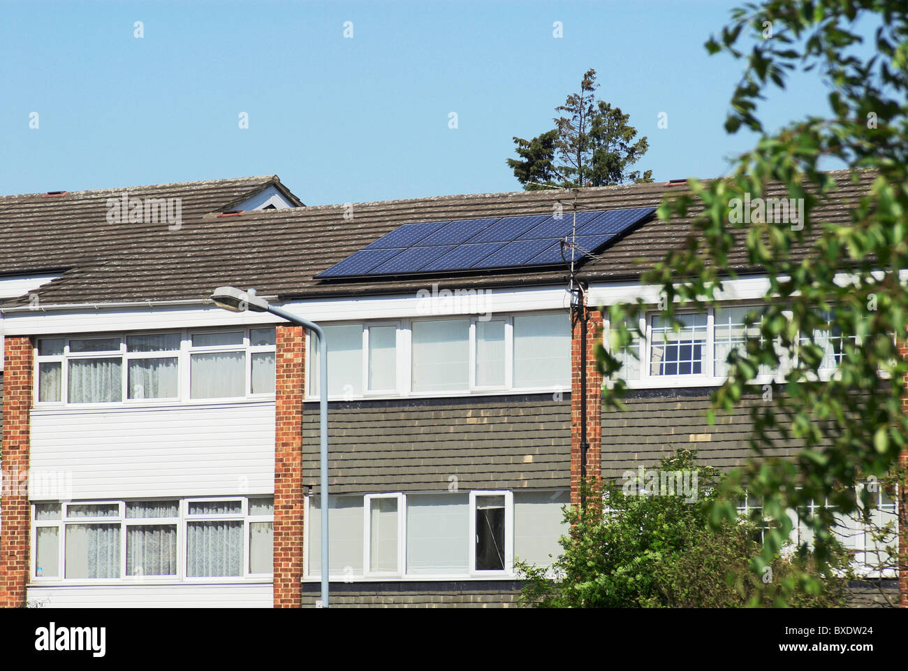 1960 Conseil construit maison avec panneaux photovoltaïques solaires Wanstead East London UK Banque D'Images