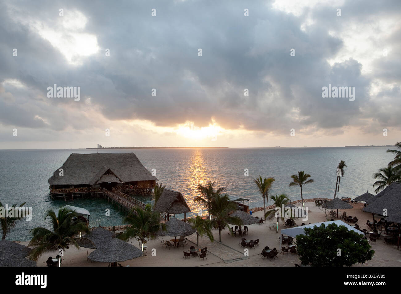 Lever du soleil sur l'Océan Indien à Dar es Salaam, Tanzanie, Afrique de l'Est. Banque D'Images