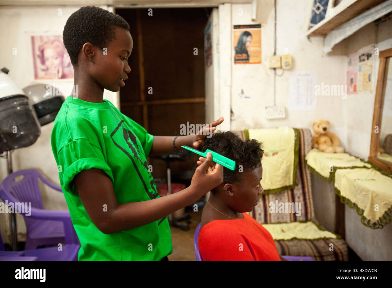 Women's coiffure à Dodoma, Tanzanie, Afrique de l'Est. Banque D'Images