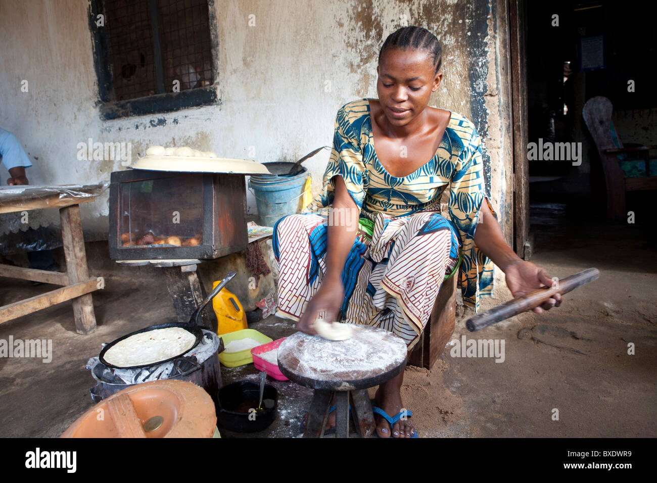 Une femme (Mme Scolastica rister) chapati cuisiniers dans un restaurant à Dodoma, Tanzanie, Afrique de l'Est. Banque D'Images