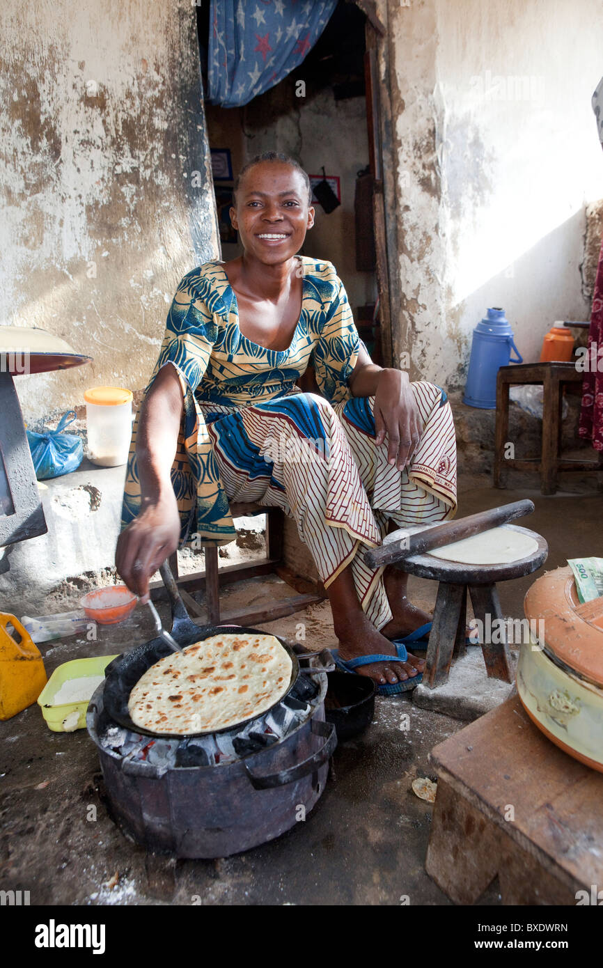 Une femme (Mme Scolastica rister) chapati cuisiniers dans un restaurant à Dodoma, Tanzanie, Afrique de l'Est. Banque D'Images