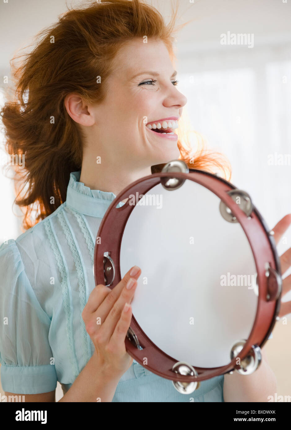 Femme jouant du tambourin Banque D'Images