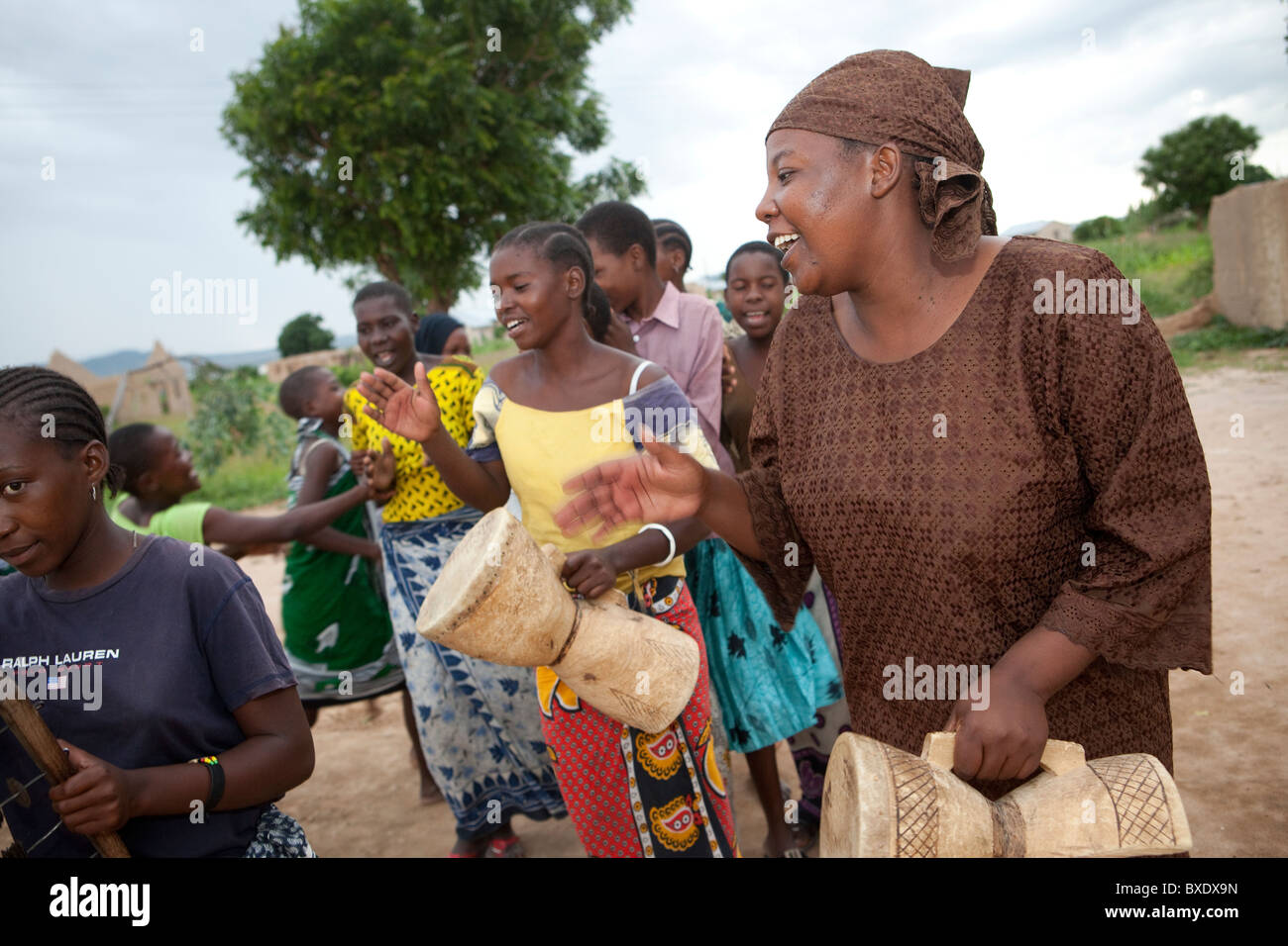 Les filles chantent et dansent ensemble à un programme après l'école dans la région de Dodoma, Tanzanie, Afrique de l'Est. Banque D'Images