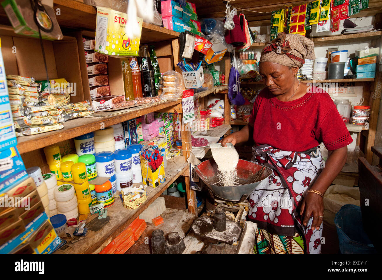 Mme Tobadina Luhwavi a un petit magasin dans Iringa, Tanzanie, Afrique de l'Est. Banque D'Images