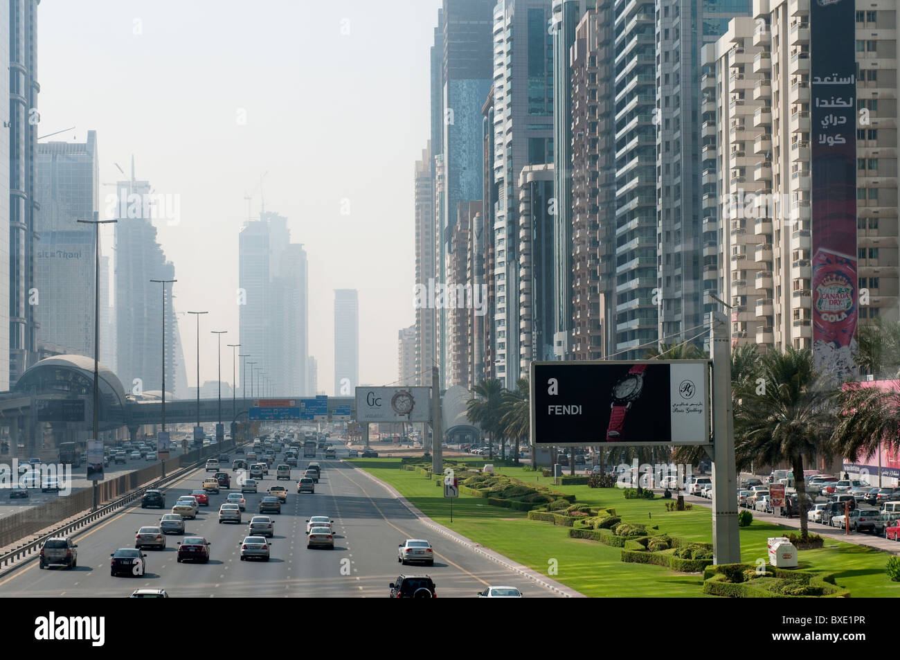 Sheik Zayed Road à Dubaï Banque D'Images
