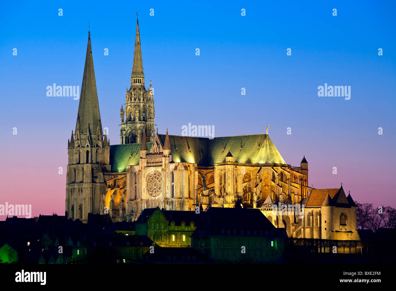 La cathédrale de Chartres est éclairée la nuit Banque D'Images
