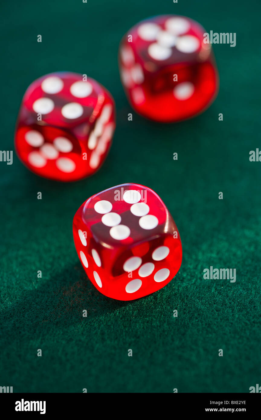 Red dice sur feutre vert Banque D'Images