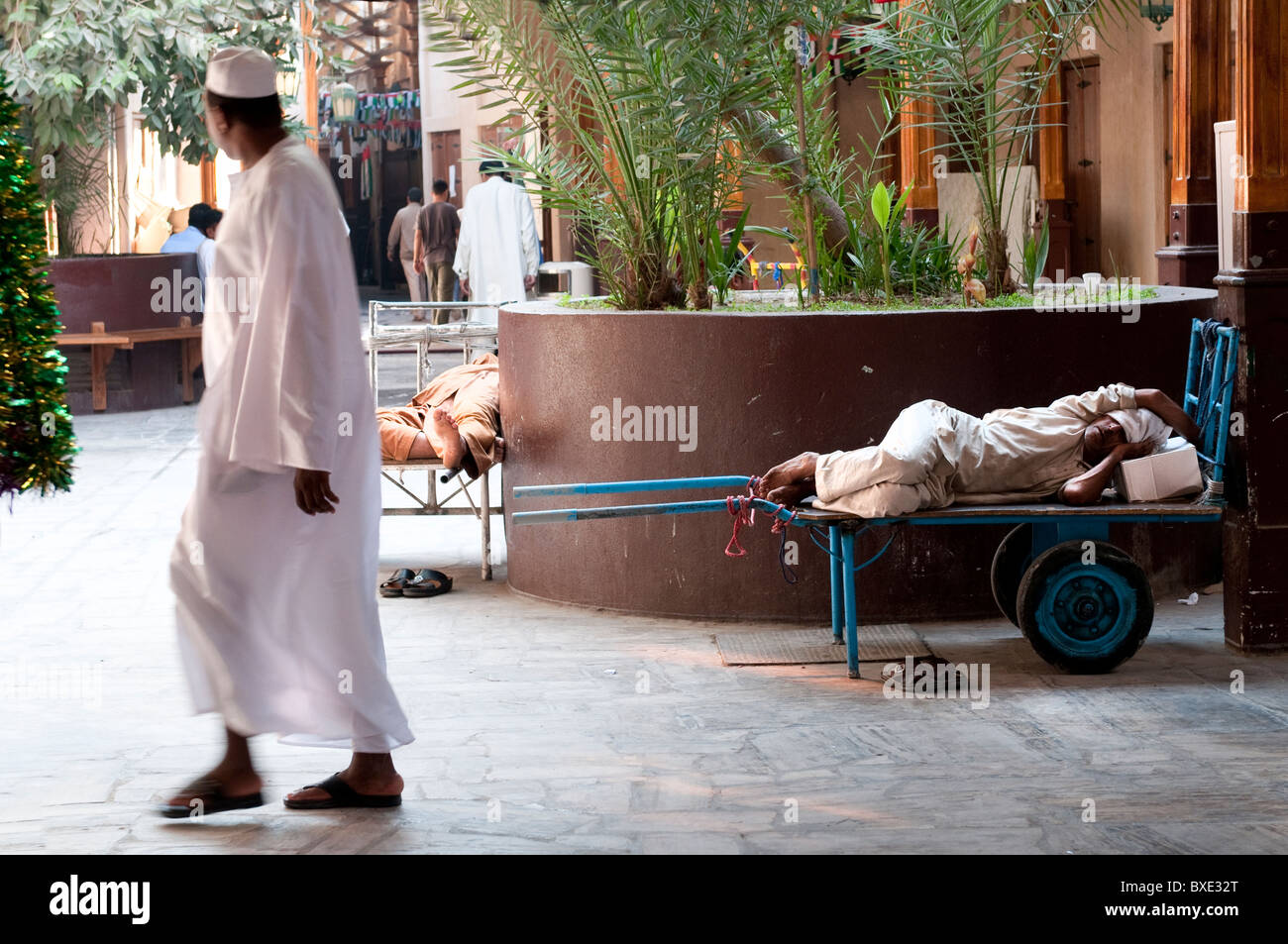 Les travailleurs de porter dormir dans Dubai Banque D'Images