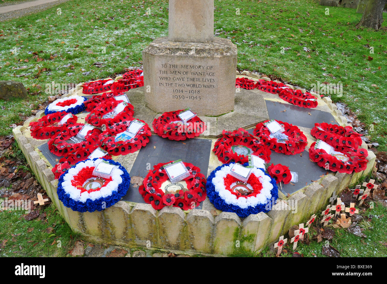Wantage, Oxon, Angleterre : les couronnes sur le monument aux morts après le jour du Souvenir. Banque D'Images