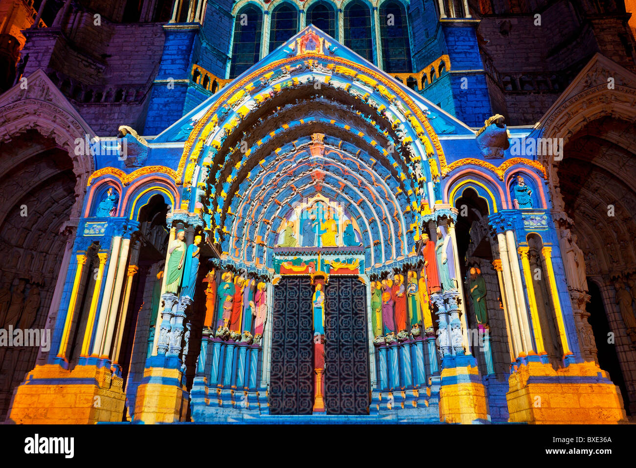 La cathédrale de Chartres est éclairée la nuit Banque D'Images