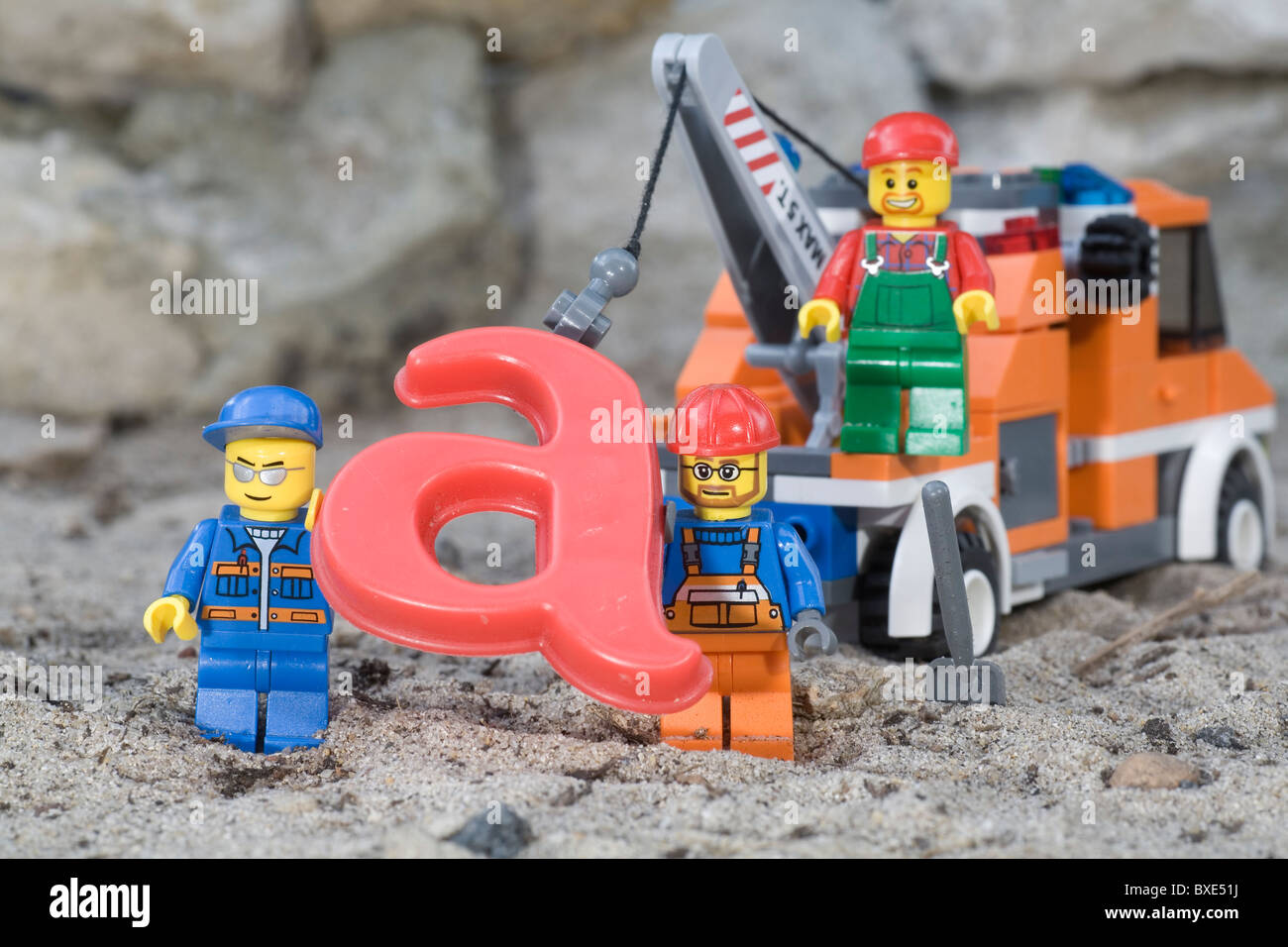 Lego des ouvriers sur un chantier avec chariot et la lettre a Banque D'Images