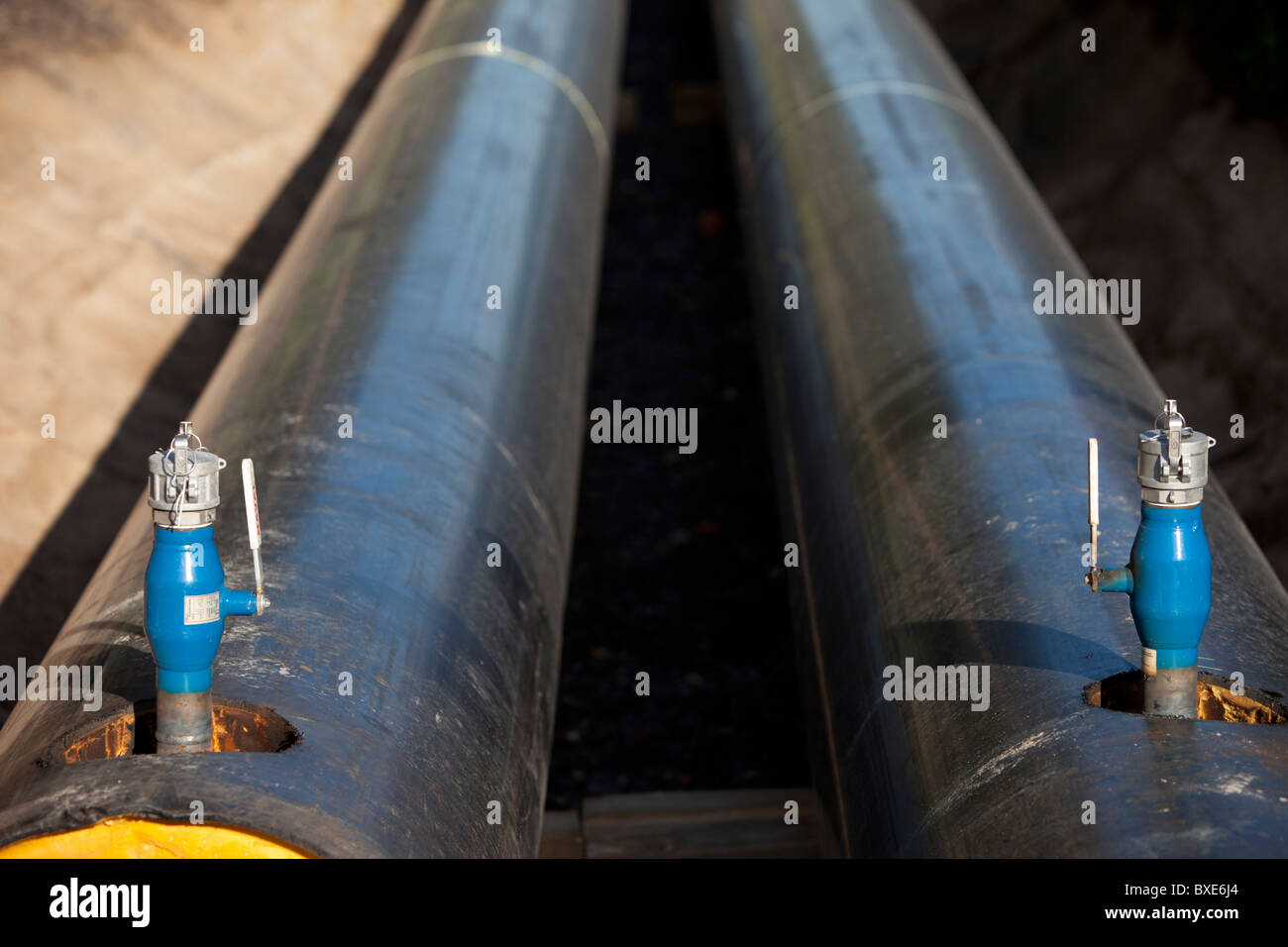 Vannes de sortie d'eau sur un pipeline de chauffage souterrain , Finlande Banque D'Images