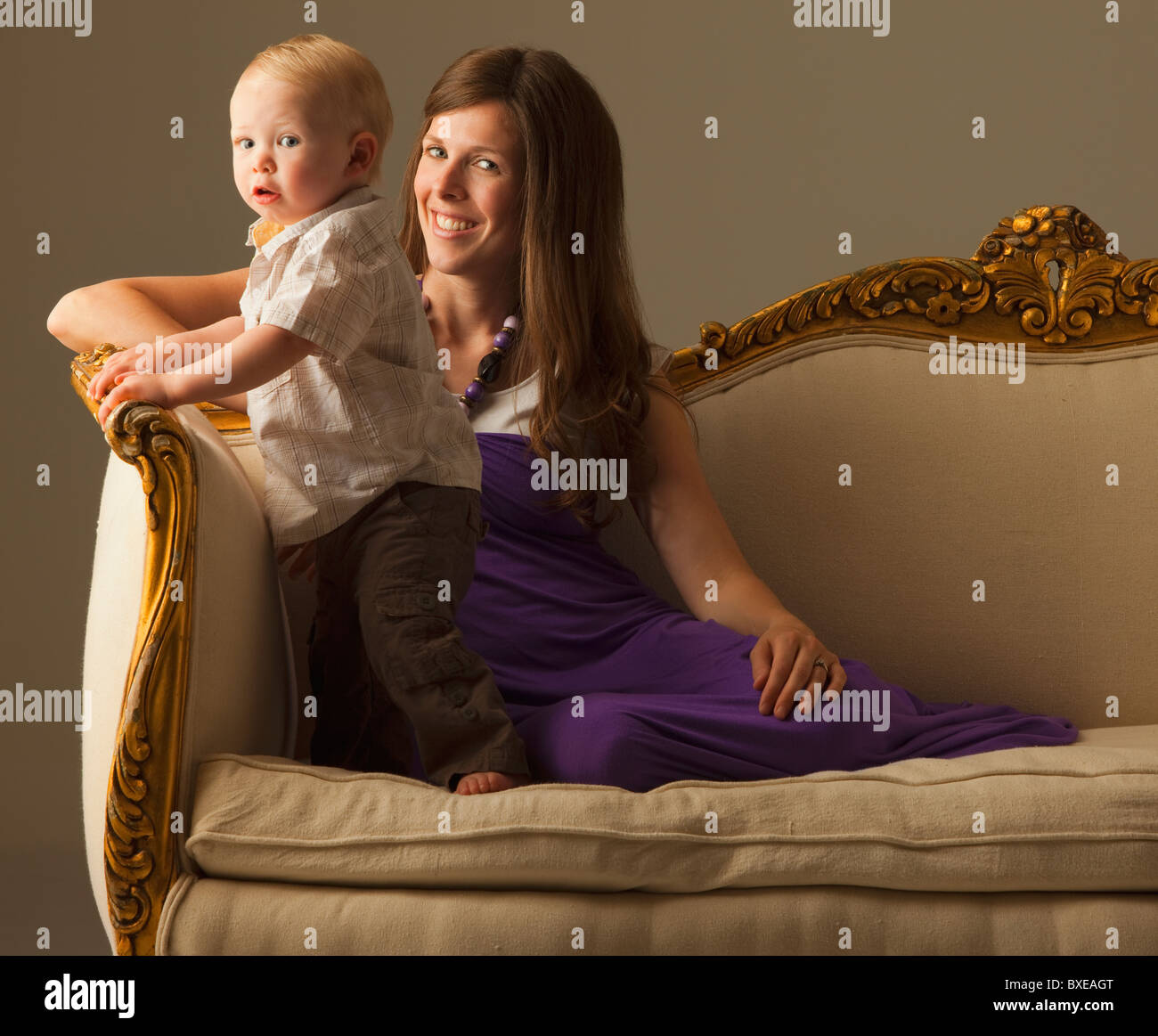 Femme et enfant assis sur un canapé Banque D'Images