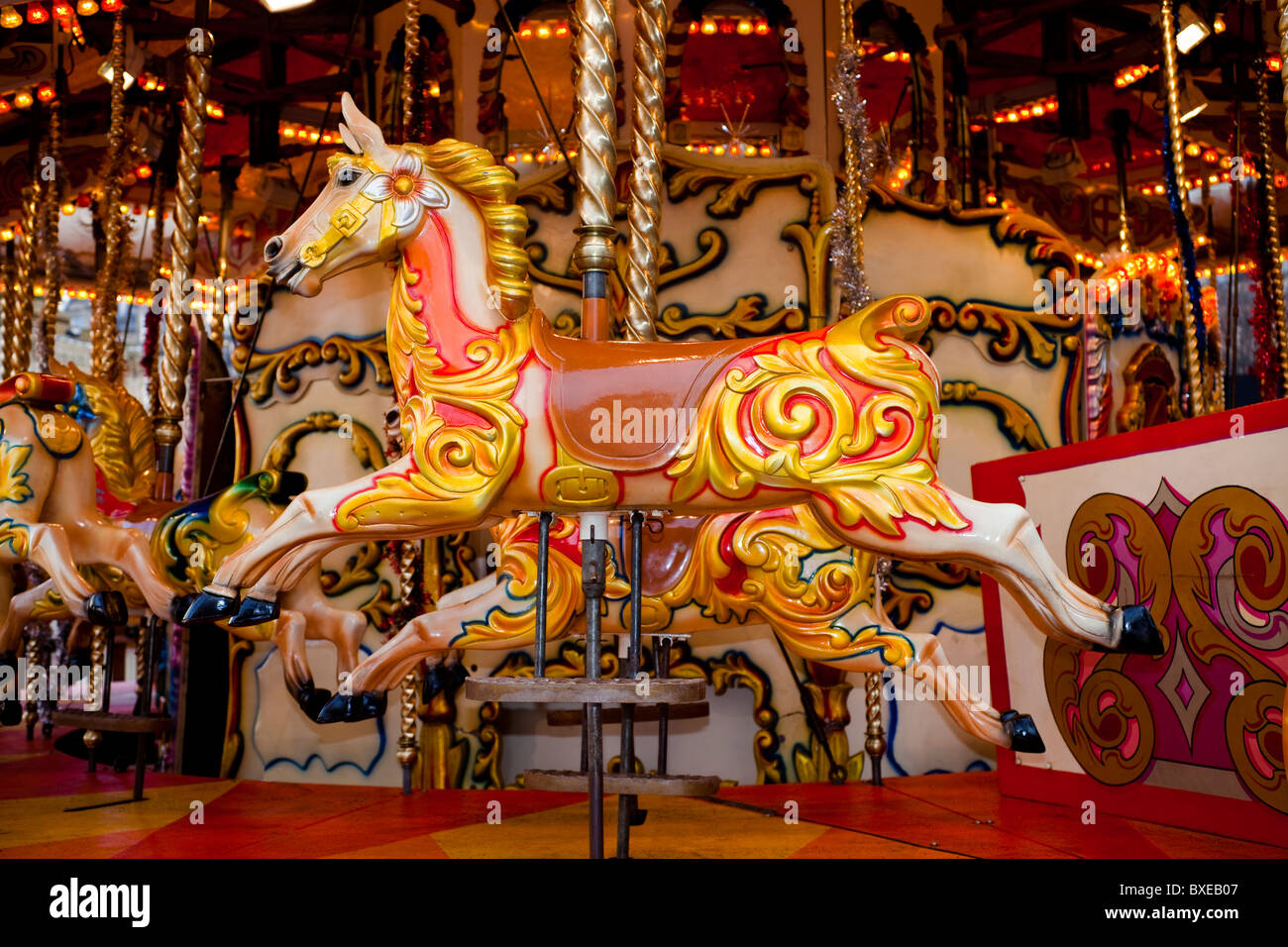 Chevaux de bois sur un manège de foire merry go round, une foire traditionnelle rez-ride pour les enfants Banque D'Images