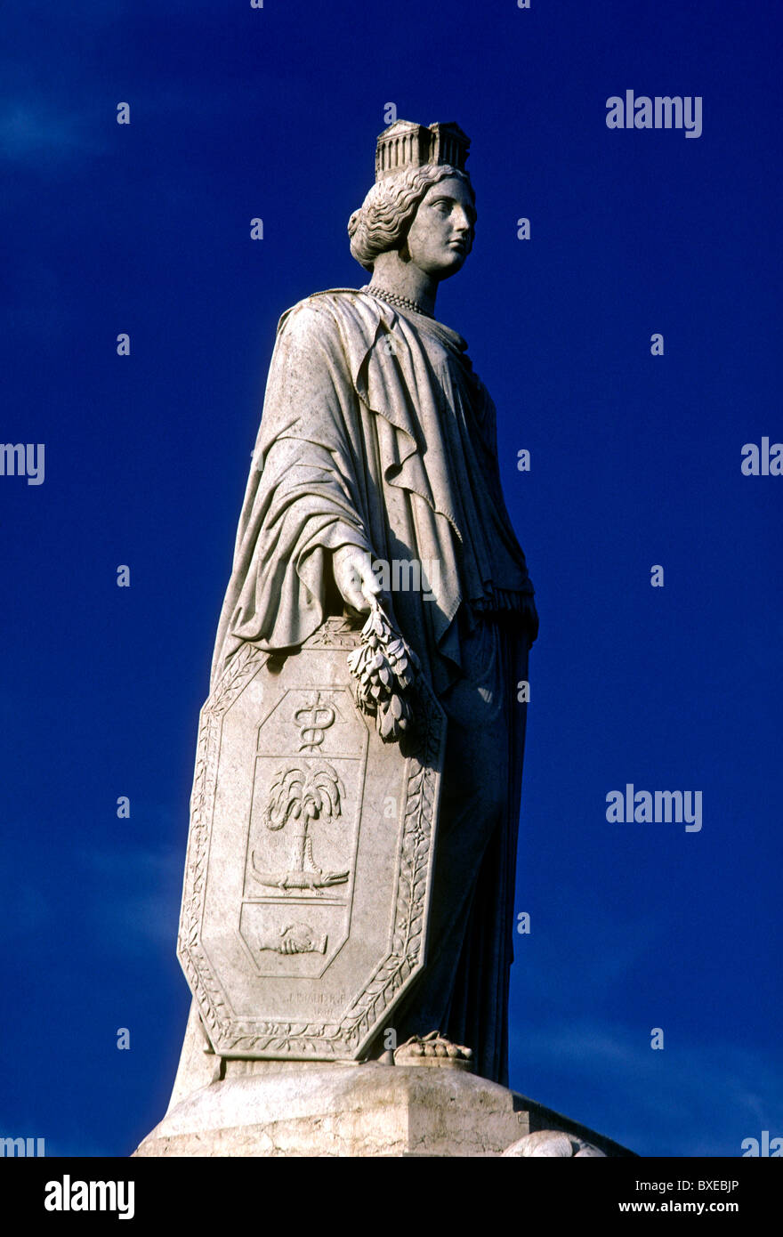 La fontaine Pradier, sur, Esplanade Charles de Gaulle, dans la ville, de, Nîmes, Languedoc-Roussillon, France, Europe Banque D'Images