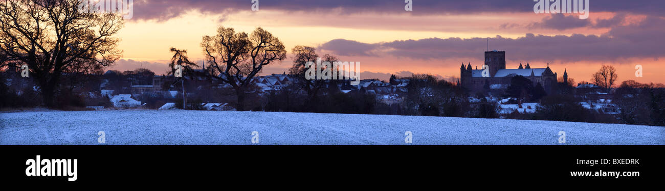 Une vue d'hiver de St Albans Cathedral à l'aube, Angleterre, Royaume-Uni Banque D'Images