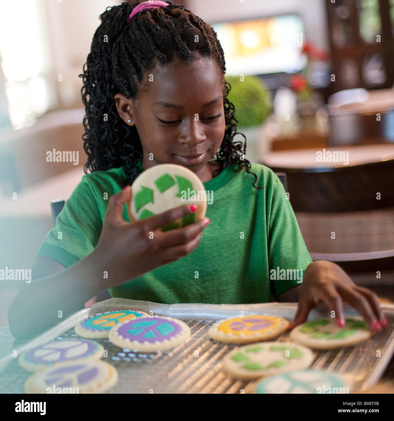 Young Girl baking cookies Banque D'Images