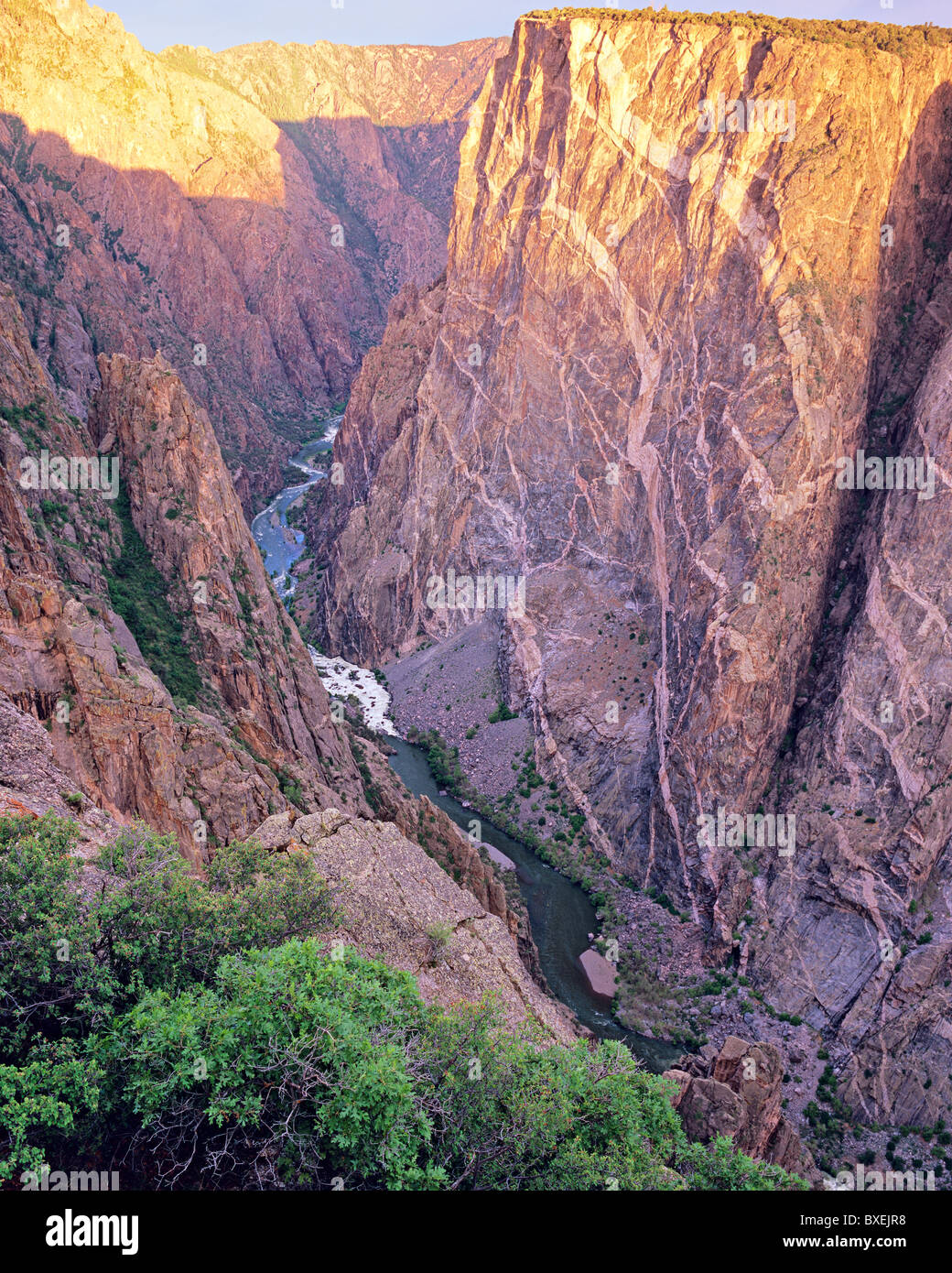 Le mur peint au lever du soleil, Parc National Black Canyon of the Gunnison, Colorado, USA Banque D'Images