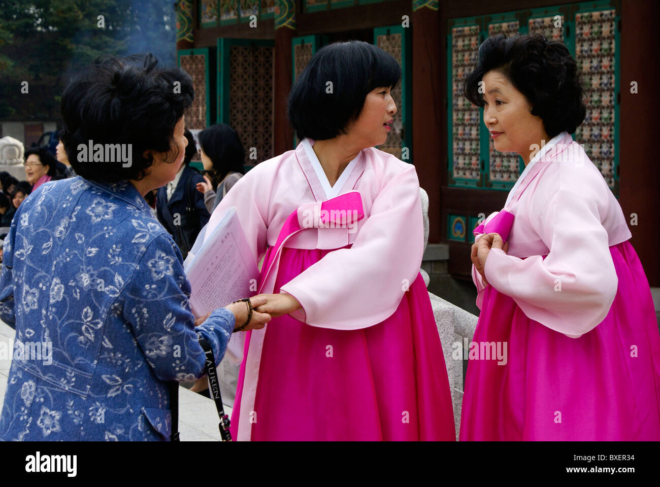 Les femmes de Bongeunsa temple bouddhiste, Séoul, Corée du Sud Banque D'Images