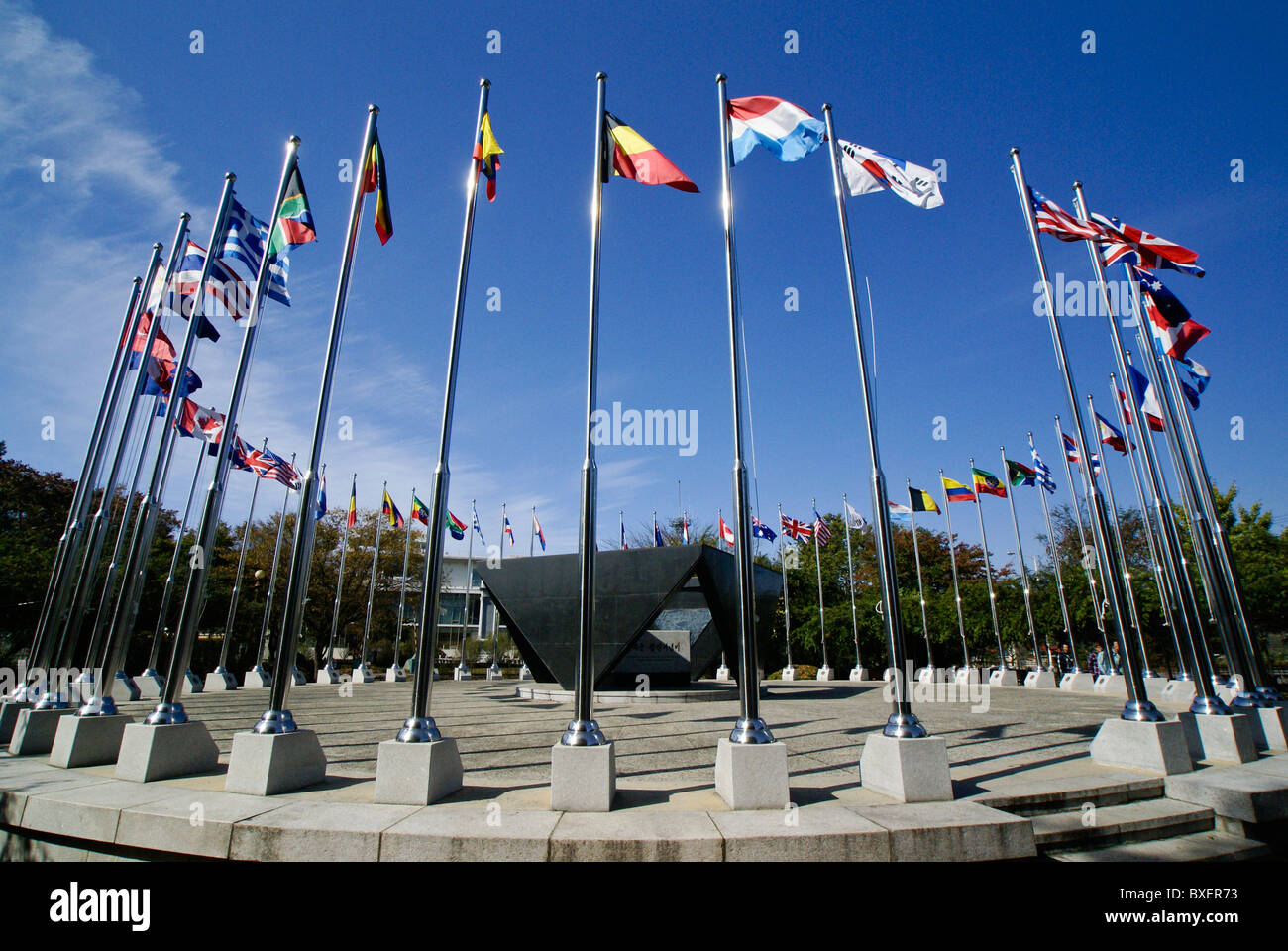 Cercle de drapeaux nationaux à Imjingak, zone démilitarisée coréenne Banque D'Images