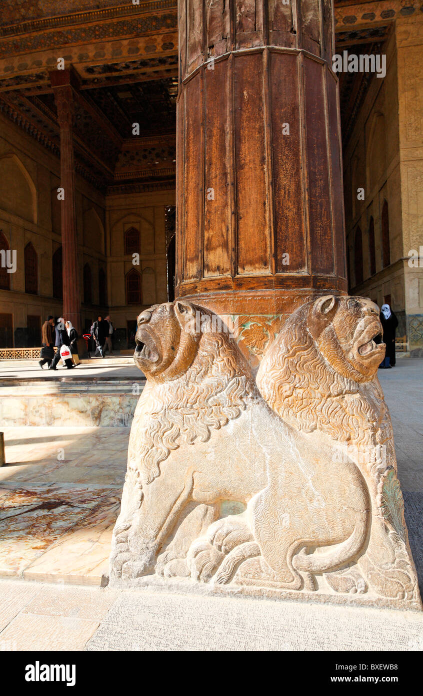 Sculpture du lion à la base d'une colonne de l'Chehel Sutun, un pavillon safavide, Ispahan, Iran Banque D'Images