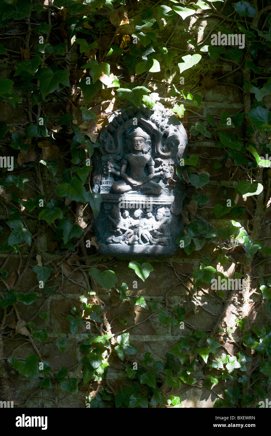 L'icône de Bouddha sur jardin clôture au centre de retraite bouddhiste Rivendell, East Sussex, Angleterre. Banque D'Images