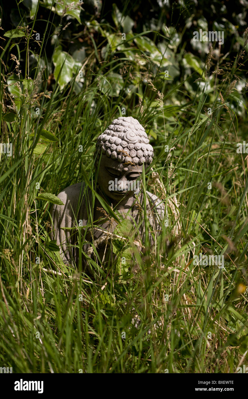 L'icône de Bouddha dans le jardin à l'herbe longue Rivendell centre de retraite bouddhiste, East Sussex, Angleterre. Banque D'Images