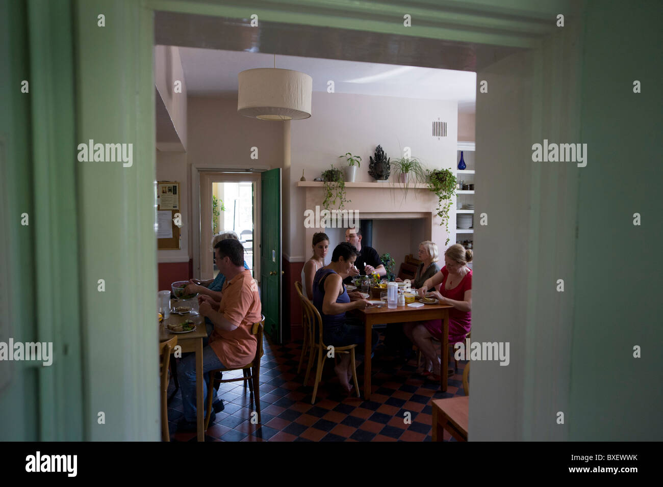 L'heure du repas pour les visiteurs à la salle à manger au centre de retraite bouddhiste Rivendell, East Sussex, Angleterre. Banque D'Images