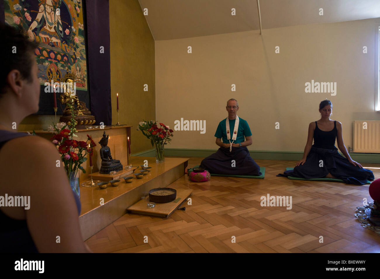 Les bouddhistes méditer en silence pendant 30 minutes dans leur lieu de culte à la Chambre centre de retraite bouddhiste Rivendell, Angleterre. Banque D'Images
