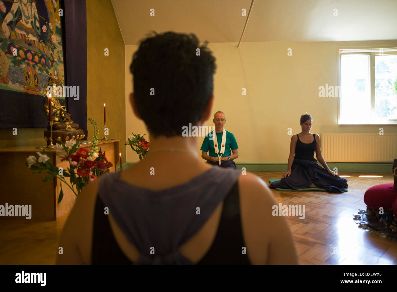 Les bouddhistes méditer en silence pendant 30 minutes dans leur lieu de culte à la Chambre centre de retraite bouddhiste Rivendell, Angleterre. Banque D'Images