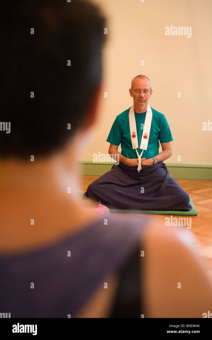 Les bouddhistes méditer en silence pendant 30 minutes dans leur lieu de culte à la Chambre centre de retraite bouddhiste Rivendell, Angleterre. Banque D'Images
