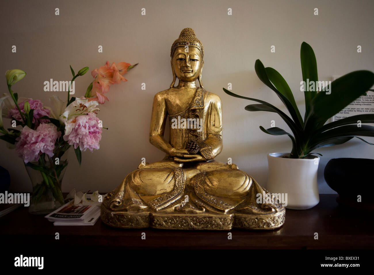 L'icône de Bouddha sur vire au centre de retraite bouddhiste Rivendell, East Sussex, Angleterre. Banque D'Images