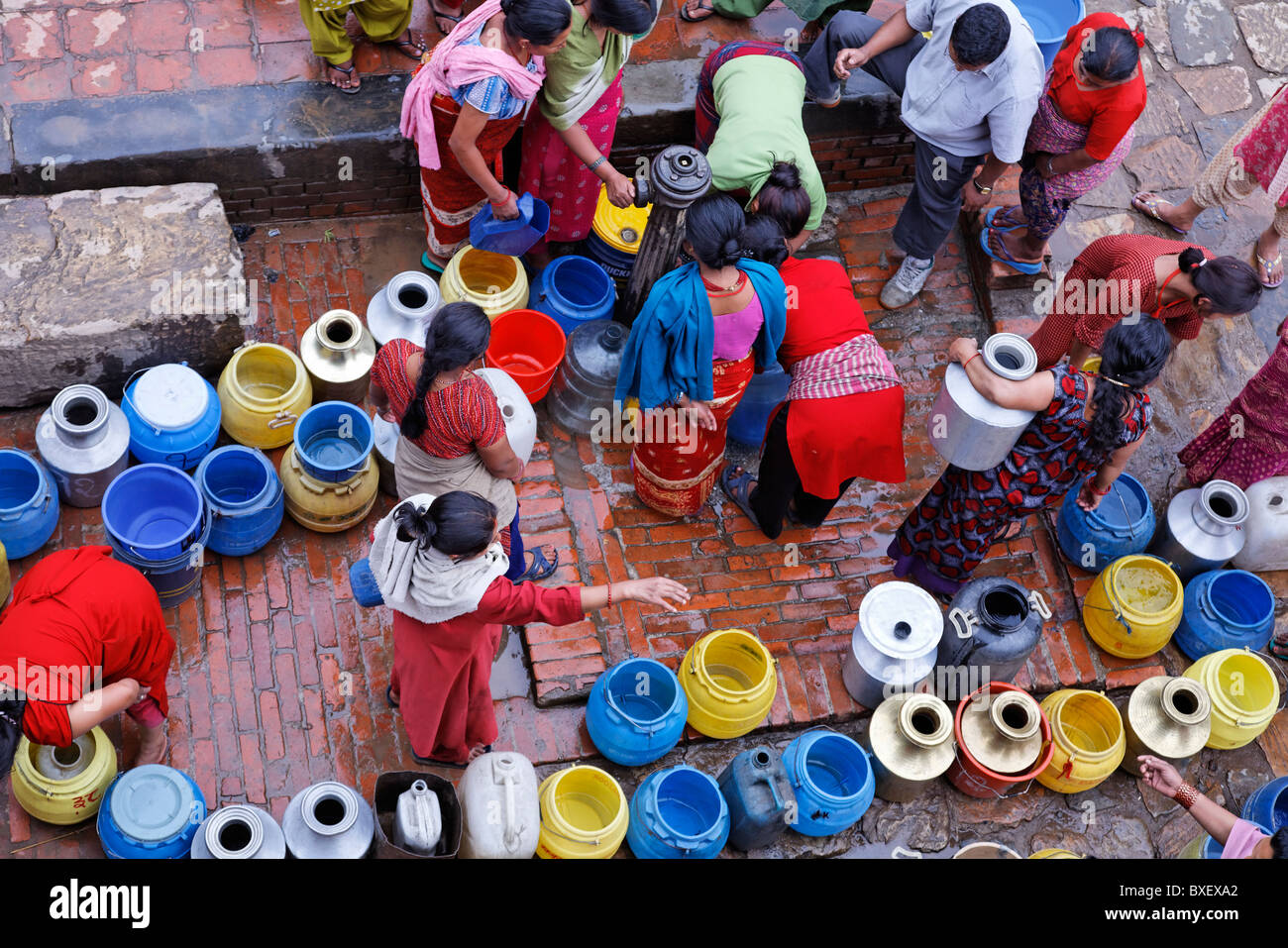 Népal - Vallée de Katmandou - Bhaktapur - des femmes faisant la queue pour l'eau Banque D'Images