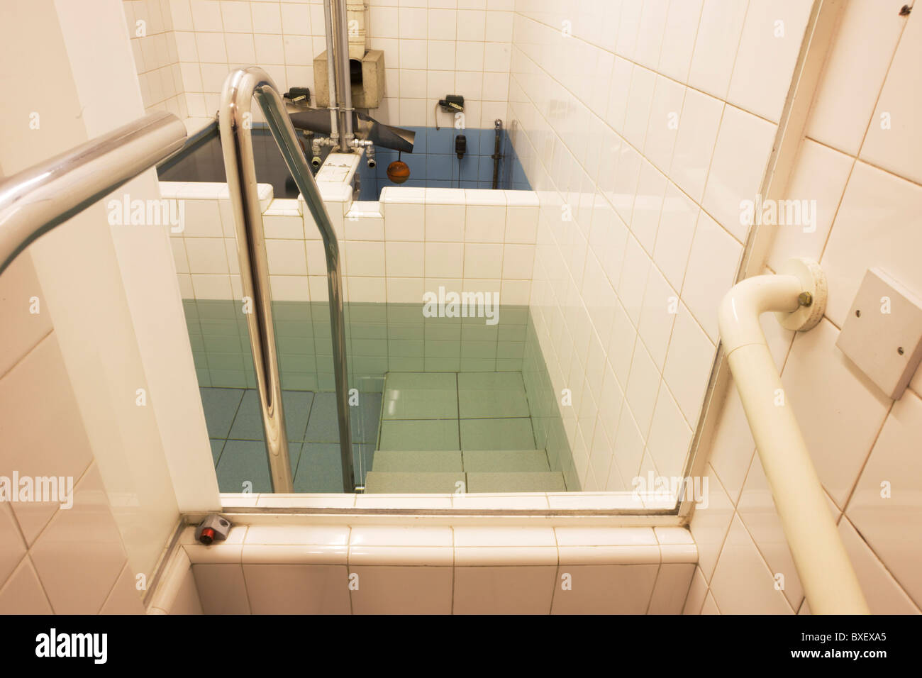La foi juive Mikvé bain où des convertis au judaïsme se baigner en privé, à la Sternberg Centre. Londres. Banque D'Images