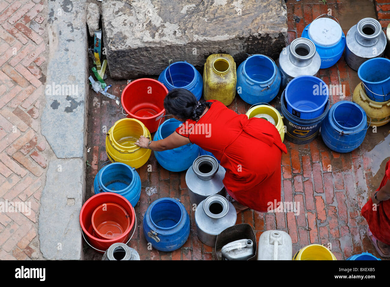 Népal - Vallée de Katmandou - Bhaktapur - des femmes faisant la queue pour l'eau Banque D'Images