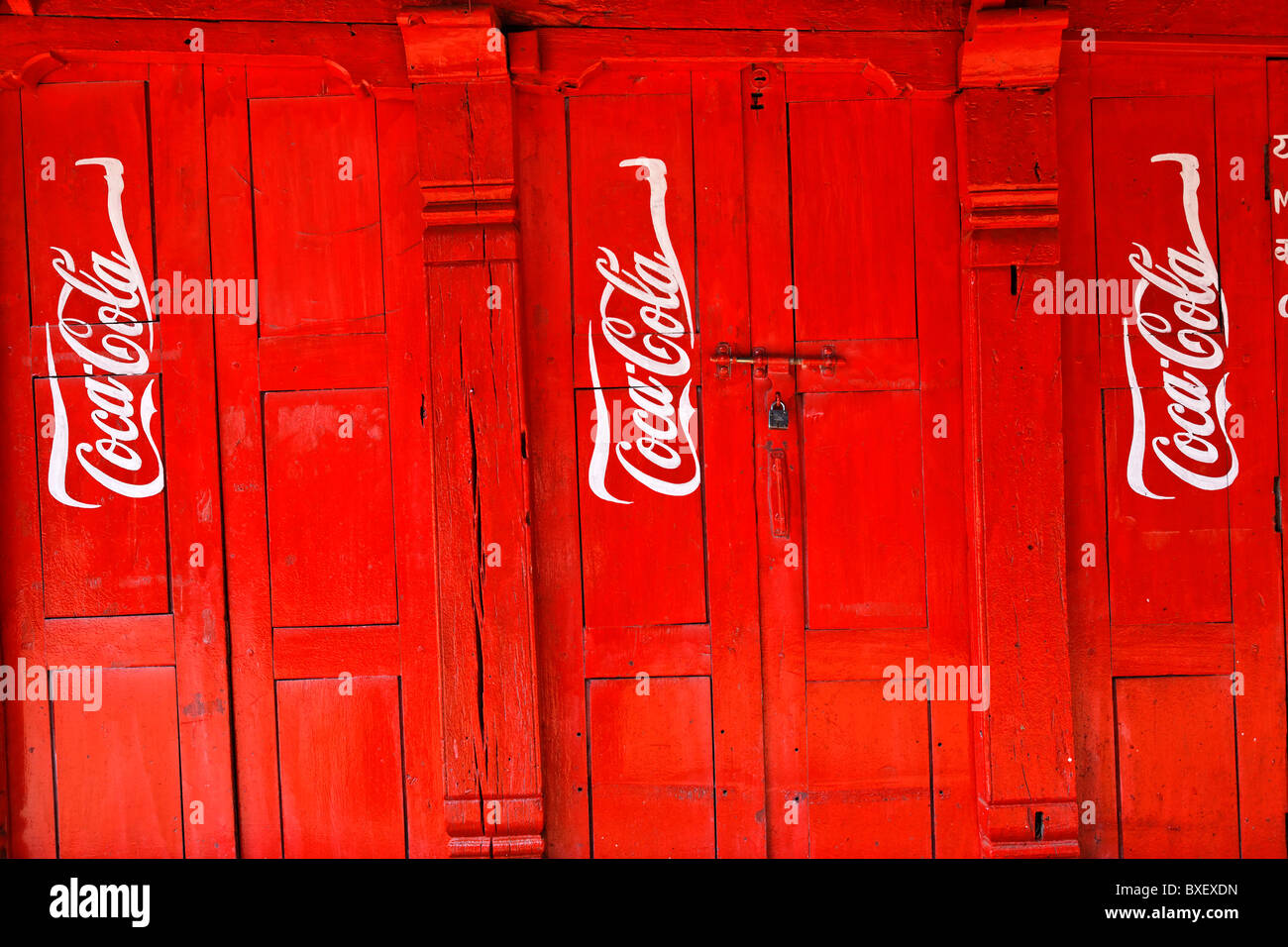 Népal - Vallée de Katmandou - Bhaktapur - Coca Cola publicité peinte sur une porte Banque D'Images