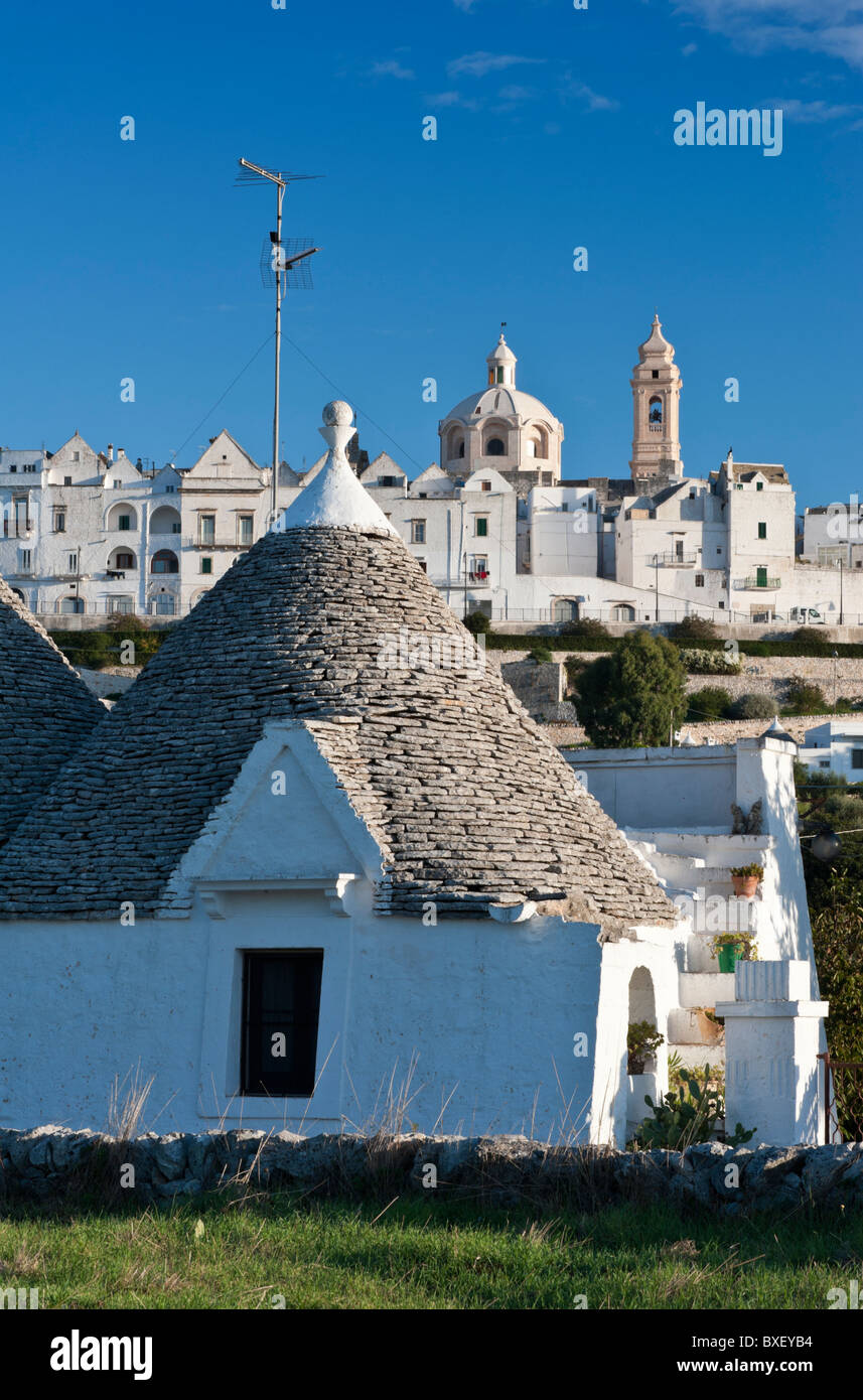 Maisons Trulli et le village de Bari, Pouilles, Italie Banque D'Images