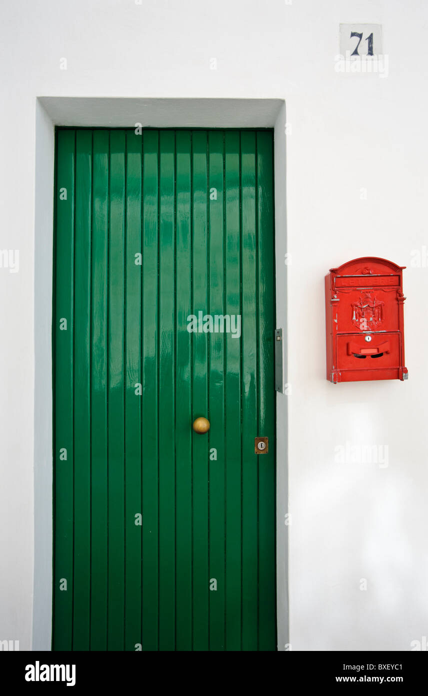 Porte peint en vert et rouge à lettres, Ostuni, Pouilles, Italie Banque D'Images Porte peint en vert et rouge à lettres, Ostuni, Pouilles, Italie Banque D'Images